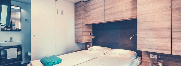 Incastonato nella pineta, a 200 metri dal mare