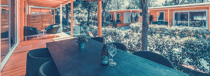 Incastonato nella pineta, a 200 metri dal mare