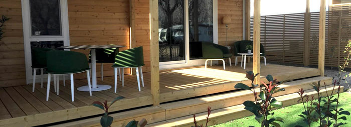 Incastonato nella pineta, a 200 metri dal mare