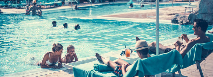 Incastonato nella pineta, a 200 metri dal mare