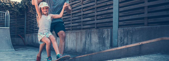 Incastonato nella pineta, a 200 metri dal mare