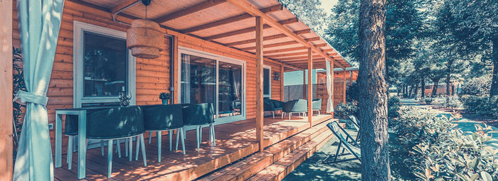 Incastonato nella pineta, a 200 metri dal mare