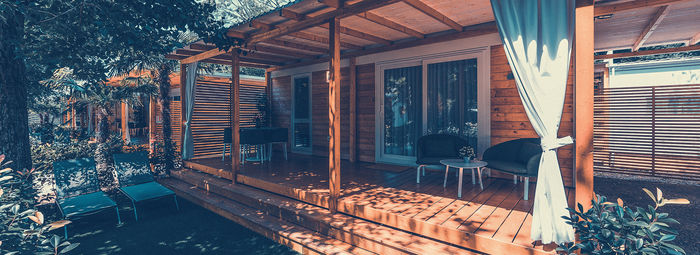 Incastonato nella pineta, a 200 metri dal mare