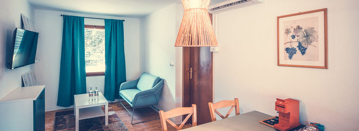 Incastonato nella pineta, a 200 metri dal mare