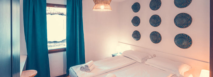 Incastonato nella pineta, a 200 metri dal mare