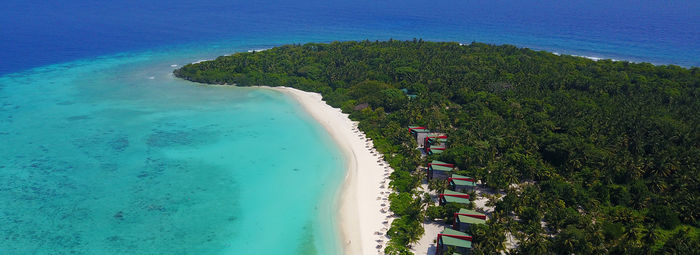 acque turchesi e barriera corallina incontaminata e ricca di colori
