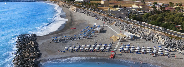 A 100 metri dalla spiaggia