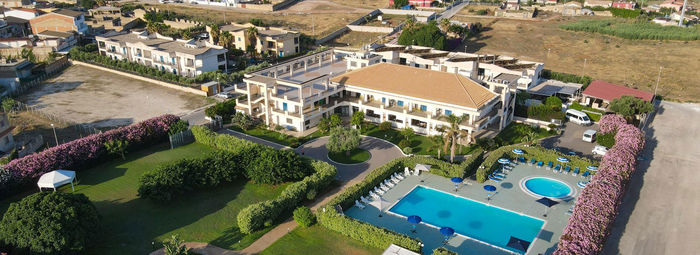 Sul Canale di Sicilia, a 500 metri dalla spiaggia