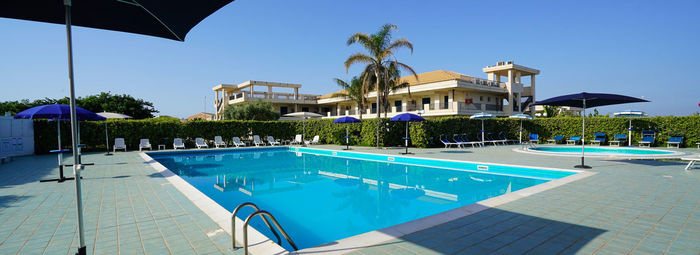 Sul Canale di Sicilia, a 500 metri dalla spiaggia