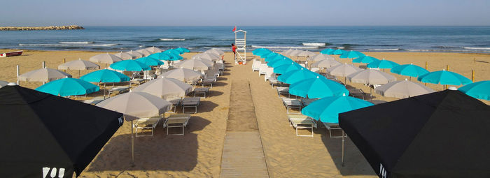 Sul Canale di Sicilia, a 500 metri dalla spiaggia