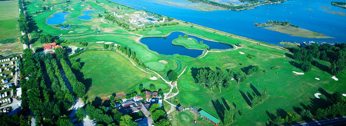 Incastonato nella pineta, a 200 metri dal mare