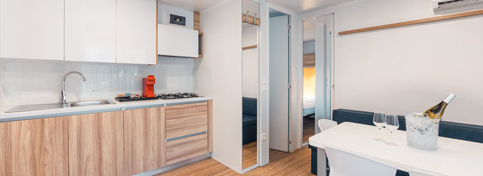 Incastonato nella pineta, a 200 metri dal mare