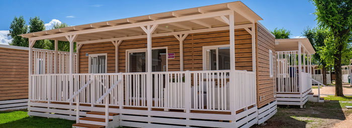 Incastonato nella pineta, a 200 metri dal mare