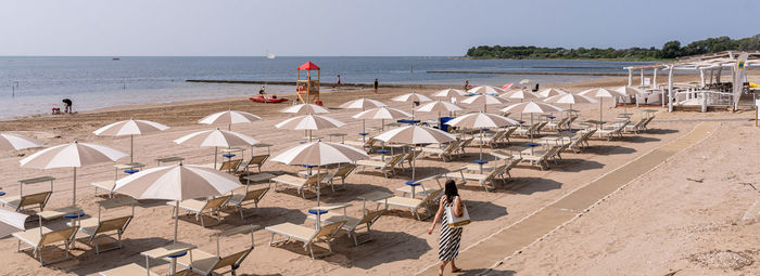 Incastonato nella pineta, a 200 metri dal mare