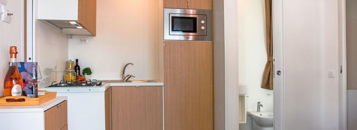 Incastonato nella pineta, a 200 metri dal mare