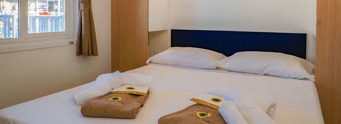 Incastonato nella pineta, a 200 metri dal mare