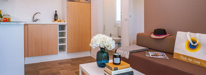 Incastonato nella pineta, a 200 metri dal mare