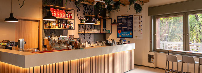 Incastonato nella pineta, a 200 metri dal mare