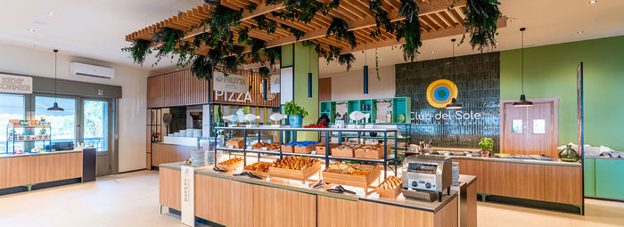 Incastonato nella pineta, a 200 metri dal mare