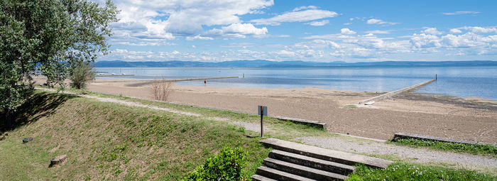 Incastonato nella pineta, a 200 metri dal mare