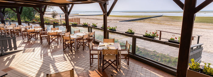 Incastonato nella pineta, a 200 metri dal mare