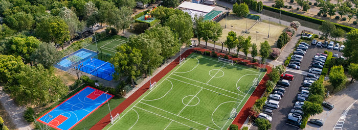 Incastonato nella pineta, a 200 metri dal mare