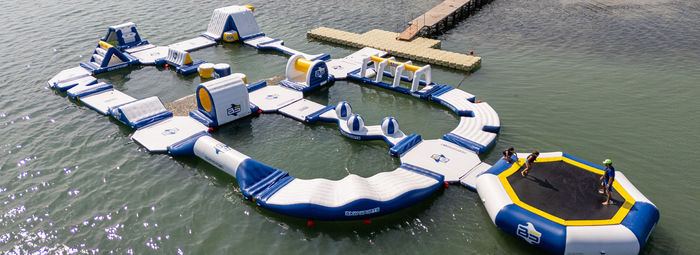 Incastonato nella pineta, a 200 metri dal mare