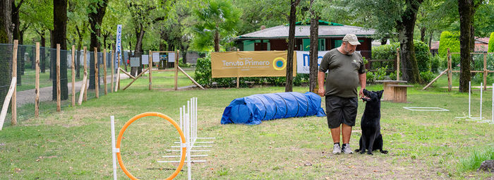 Incastonato nella pineta, a 200 metri dal mare
