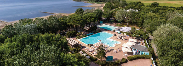 Incastonato nella pineta, a 200 metri dal mare