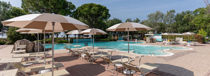 Incastonato nella pineta, a 200 metri dal mare