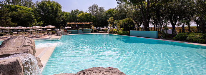 Incastonato nella pineta, a 200 metri dal mare