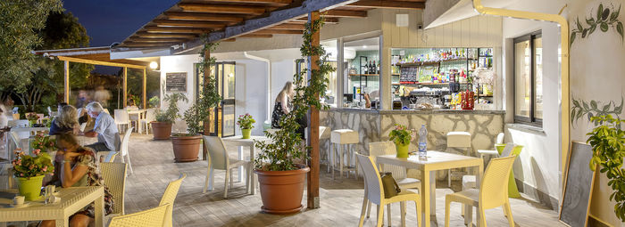 Immerso nel verde, fronte mare