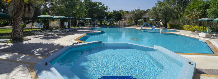 Immerso nel verde, fronte mare