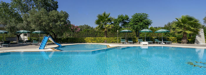 Immerso nel verde, fronte mare