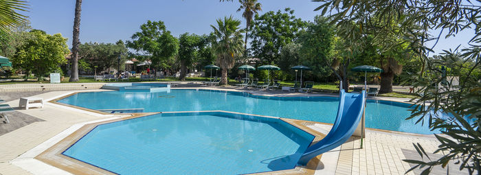 Immerso nel verde, fronte mare