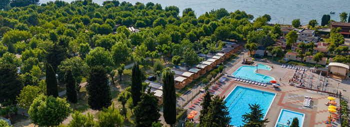 Affacciato sul Lago di Garda, a 1 km da Gardaland