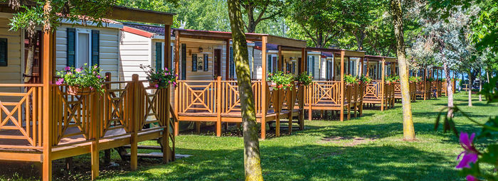 Affacciato sul Lago di Garda, a 1 km da Gardaland