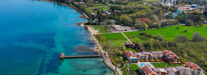 Affacciato sul Lago di Garda, a 1 km da Gardaland