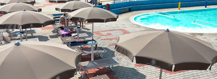 Affacciato sul Lago di Garda, a 1 km da Gardaland