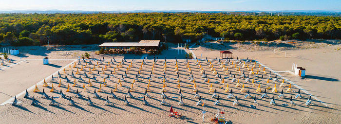Sulla lunga spiaggia di sabbia finissima