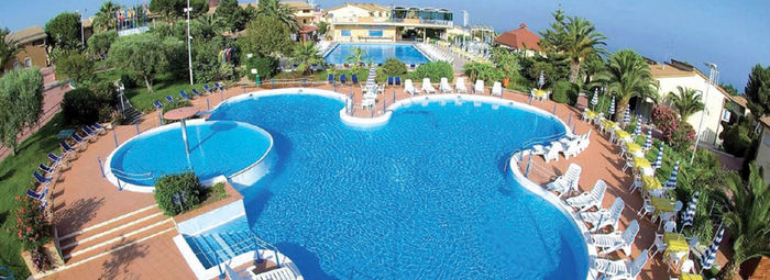 A 2,8 km dalla spiaggia, navetta inclusa