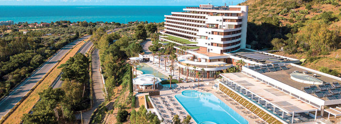 Piscina a sfioro panoramica di 430 mq