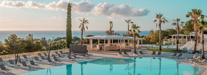 Piscina a sfioro panoramica di 430 mq