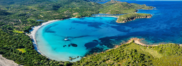A 150 metri dalla spiaggia incontaminata