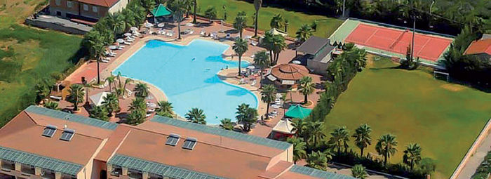 A 1,5 km dalla spiaggia, con navetta