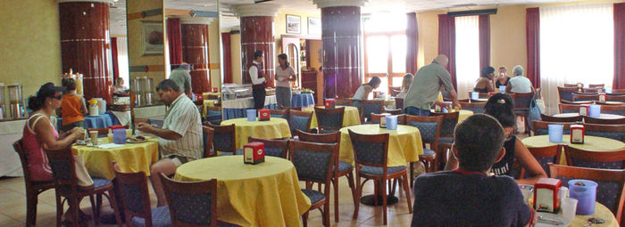 A 1,5 km dalla spiaggia, con navetta