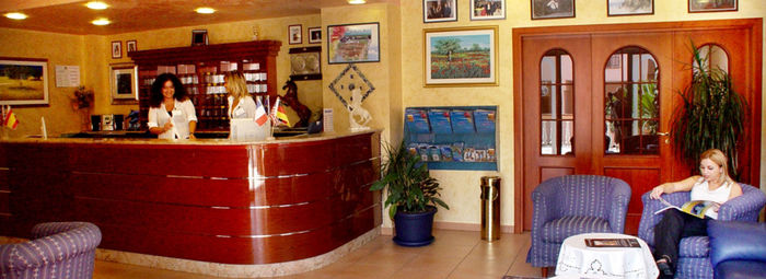 A 1,5 km dalla spiaggia, con navetta