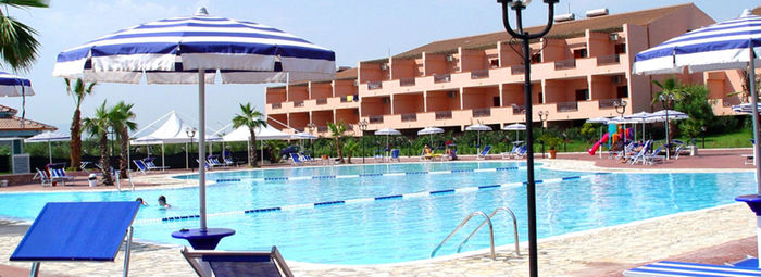 A 1,5 km dalla spiaggia, con navetta