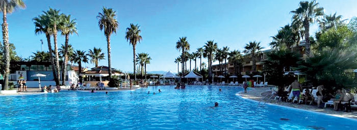 A 1,5 km dalla spiaggia, con navetta