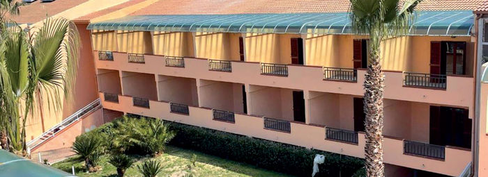 A 1,5 km dalla spiaggia, con navetta